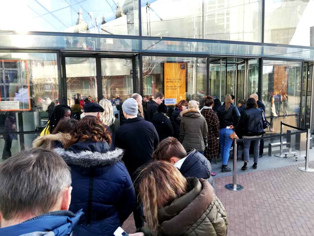 Temps d'attente au musée Van Gogh à Amsterdam