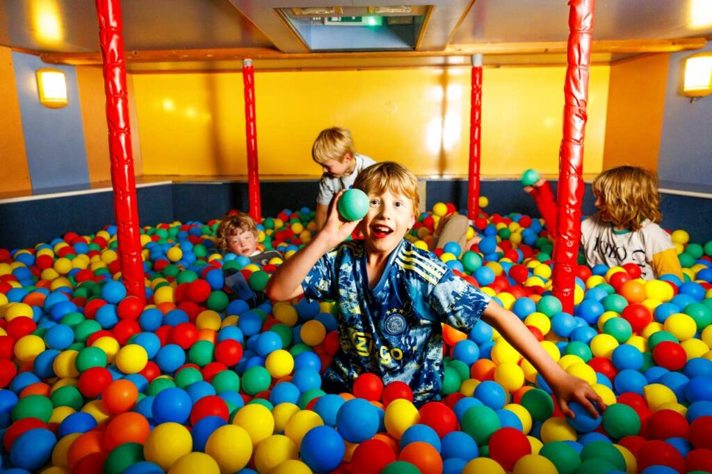 La croisière à bord du Pannenkoekenboot convient-elle également aux jeunes enfants ?